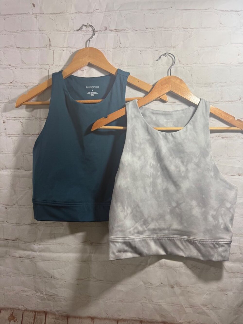 Lot of 2 Banana Republic Cropped Active Tops Womens Size Small  Gray / Teal